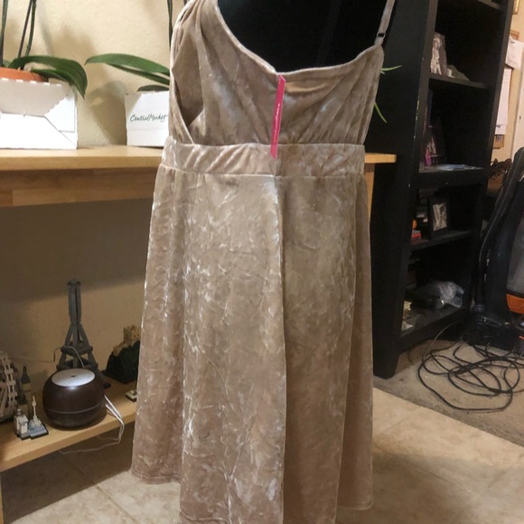 NWT Pretty Gold Cutout Crushed Velvet Dress Size L - Picture 5 of 6